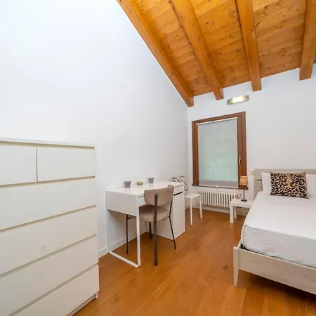 Guesthost - Lovely X6 With Balcony *