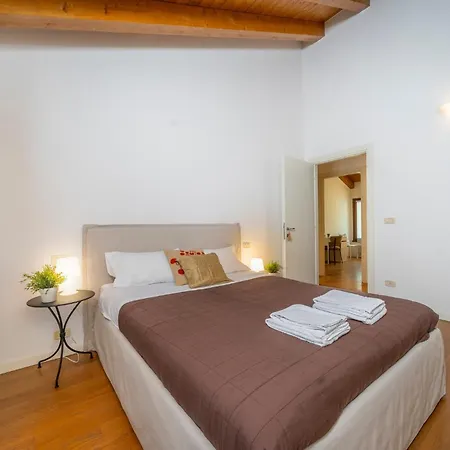 Guesthost - Lovely X6 With Balcony Apartmán